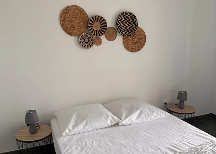 à 500m De La - L ébène - *